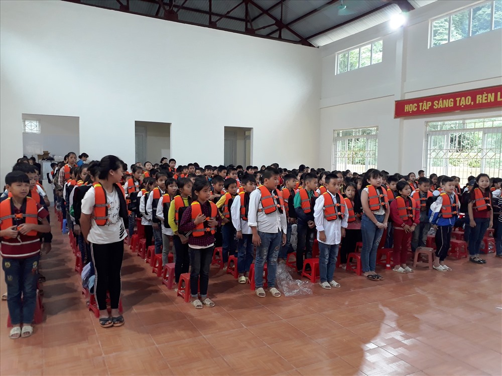 Các em học sinh trường Tiểu học Thông Huề (xã Thông Huề, huyện Trùng Khánh,Cao Bằng) phấn khởi với phần quà được nhận. Ảnh Đình Văn