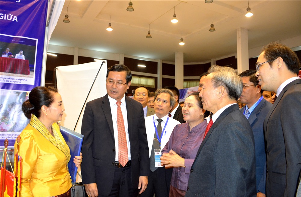 Thứ trưởng Bộ GDĐT Việt Nam Nguyễn Văn Phúc trao đổi cùng các đại biểu trong diễn đàn. Ảnh: PV
