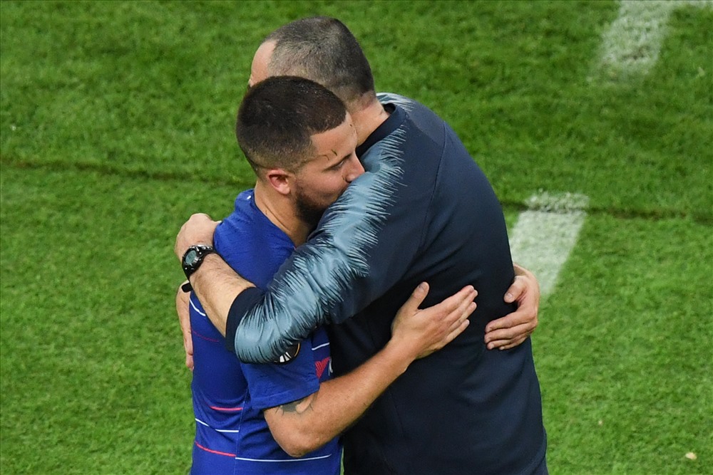 Eden Hazard (trái) và HLV trưởng Sarri chia sẻ cảm xúc sau trận chung kết. Ảnh: Sky Sports