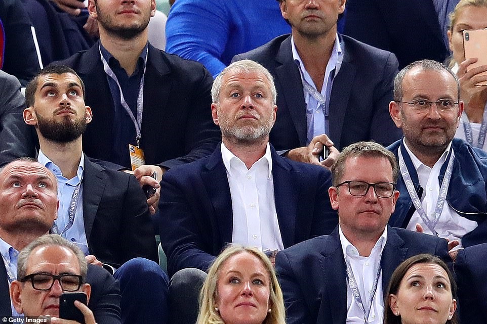 Trong lần hiếm hoi được chứng kiến Chelsea thi đấu ở mùa này, chủ tịch Abramovich đã mãn nguyện. Ảnh: Getty.