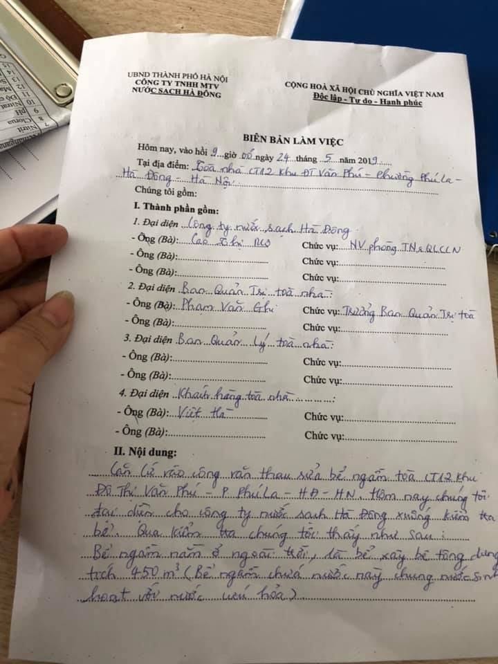 Biên bản thau bể nước của Công ty vận hành với sự chứng kiến của đại diện Công ty nước sạch Hà Đông nêu rõ trong bể ngầm của toà nhà có 1 giàn giáo sắt bị bỏ quên. Ảnh KH
