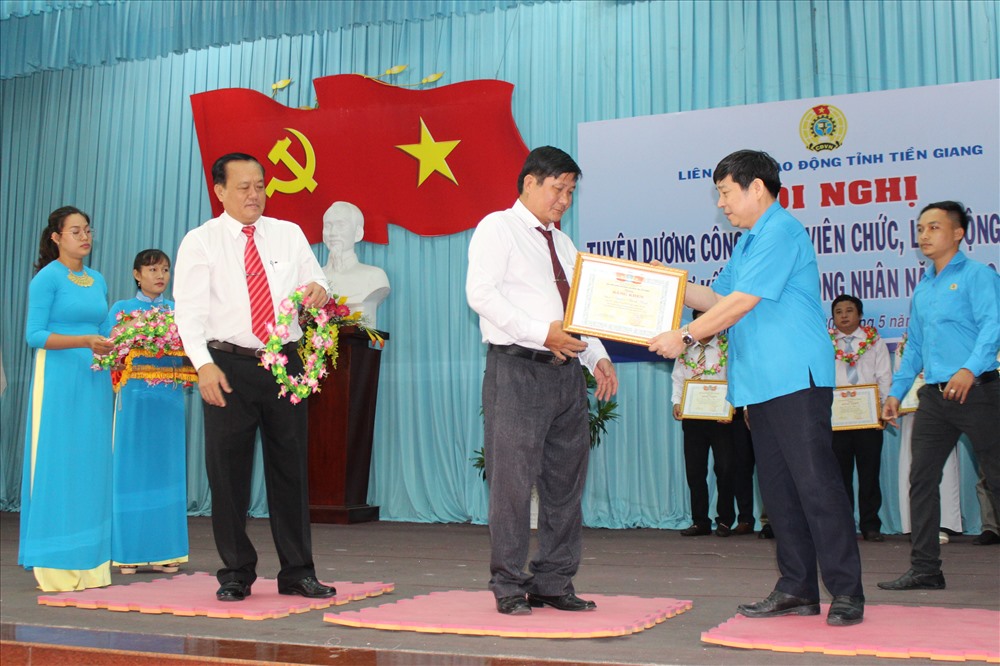 Ông Nguyễn Văn Đông (bên phải) và ông Lê Văn Nghĩa (trái) trao khen thưởng cho CNVCLĐ tiêu biểu.