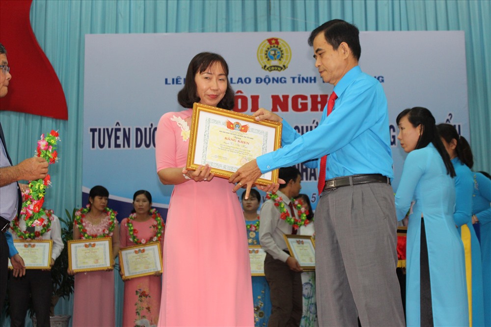 Chủ tịch LĐLĐ tỉnh Tiền Giang - ông Trương Văn Hiền - trao khen thưởng cho CNVCLĐ tiêu biểu.