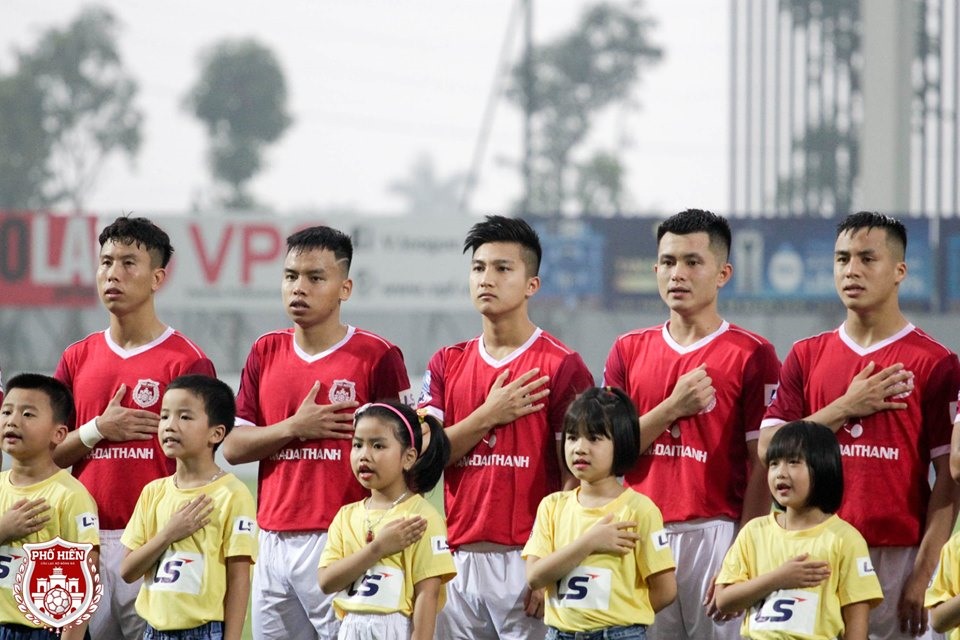 Năm 11 tuổi, cầu thủ này bắt đầu theo đuổi bóng đá chuyên nghiệp và chỉ 2 năm sau, anh có tên trong đội U13 Australia dự giải quốc tế. Giới chuyên môn đánh giá lối chơi của Martin Lo khá giống với Quang Hải, HLV Park Hang-seo rất cần một mẫu cầu thủ như vậy cho tuyến giữa U23 Việt Nam.
