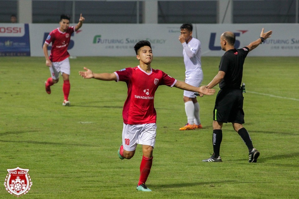 Tại mùa giải 2019, Martin Lo trở thành trụ cột của CLB Phố Hiến. Trong vai trò tiền vệ tấn công, anh giúp đội bóng của Hưng Yên nằm trong nhóm ba đội dẫn đầu với 4 thắng, 3 hòa, 1 bại, được 15 điểm.