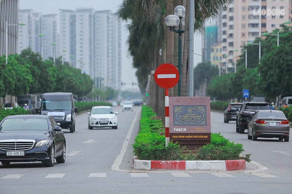 Tuyến đường Lê Đức Thọ đến khu đô thị mới Xuân Phương có phân làn xe bằng dải phân cách cứng.