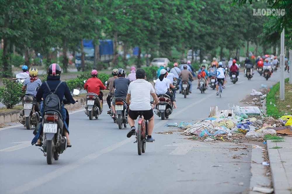 Theo ghi nhận của PV, ven hai bên đường của tuyến đường này tồn tại nhiều loại rác thải.