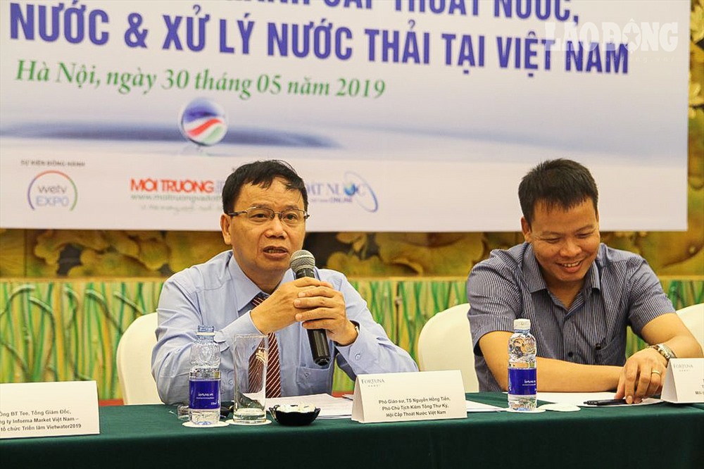 Ông Nguyễn Hồng Tiến (bên trái), Phó Chủ tịch kiêm Tổng thư ký hội Cấp thoát nước Việt Nam.