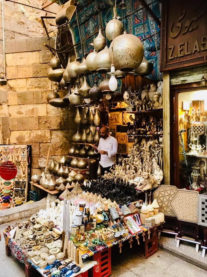 Một gian hàng điển hình ở Khan-El-Khalili Bazzar. Ở đây người bán thường ít nói thách nên người mua có thể yên tâm khi mua hàng mà không lo bị hớ.