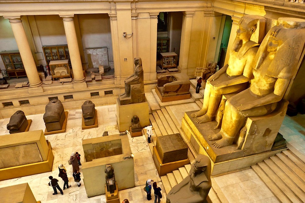 Tầng 1 của bảo tàng với hai bức tượng khổng lồ của Pharaoh và Nữ hoàng