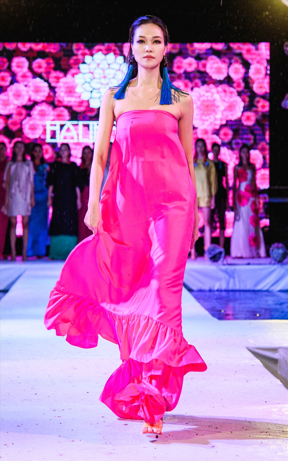 Hoa hậu Thùy Dung luôn giữ vững phong độ của một người mẫu đẳng cấp khi tự tin sải bước catwalk trong mưa.
