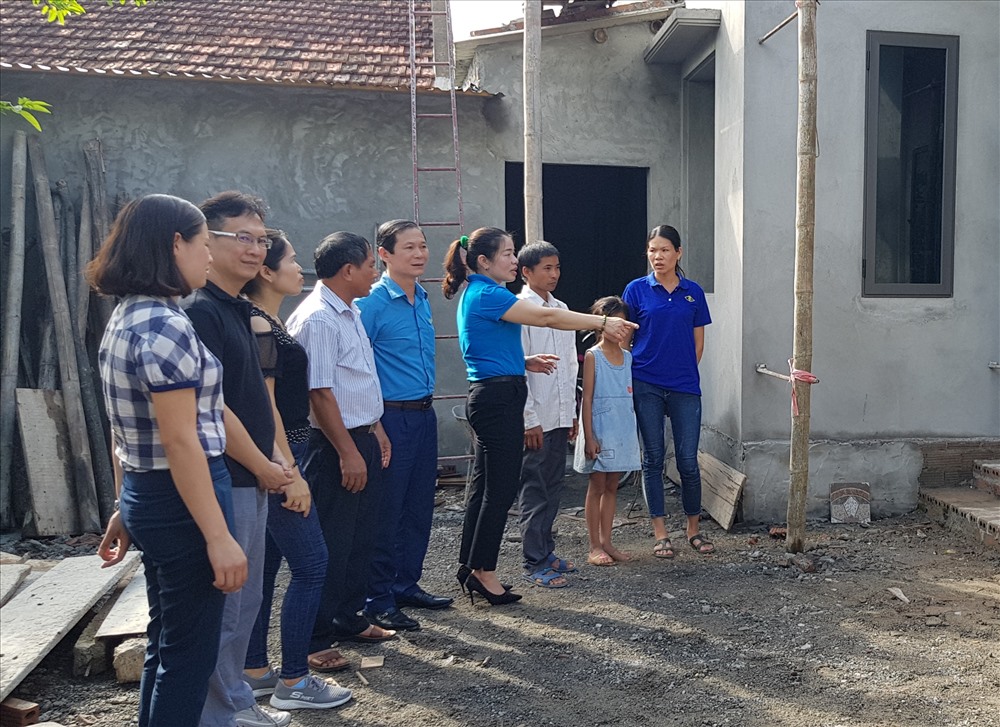 Đại diện lãnh đạo LĐLĐ tỉnh Ninh Bình và lãnh đạo LĐLĐ huyện Yên Khánh tham quan ngôi nhà mới của gia đình chị Lan. Ảnh: NT