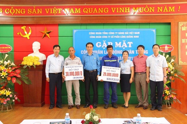 Lãnh đạo CĐ TCty Hàng hải Việt Nam trao quà hỗ trợ NLĐ có hoàn cảnh khó khăn. Ảnh: C.L