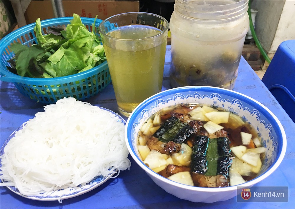 4/ Bún chả quen tre ăn kèm với giấm sấu tại ngõ chợ Đồng Xuân, nguồn: Foody.vn