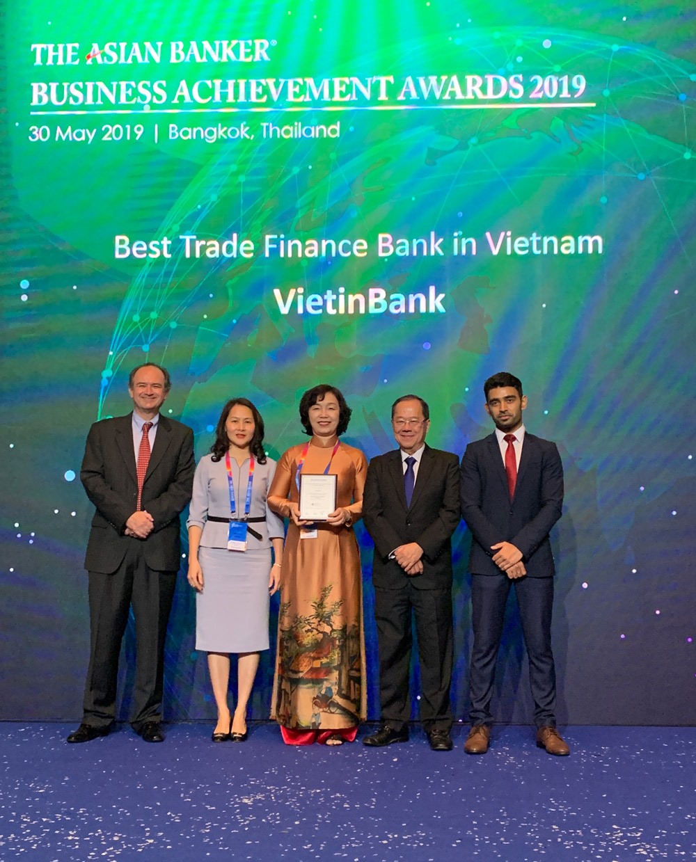 Bà Trần Thị Minh Đức nhận giải thưởng danh giá của The Asian Banker. Ảnh: VietinBank