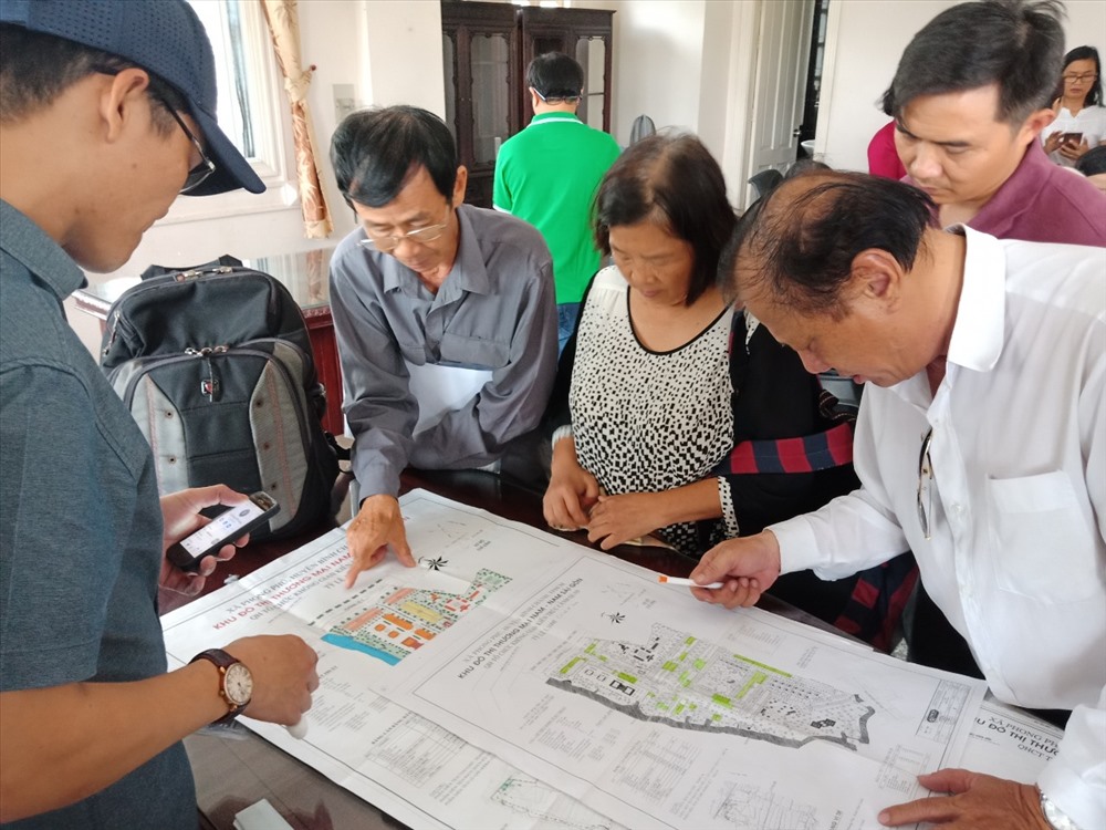 Nhiều nhà đầu tư dự án Nam-Nam Sài Gòn bức xúc kiểm tra nền của mình trên bản phân lô