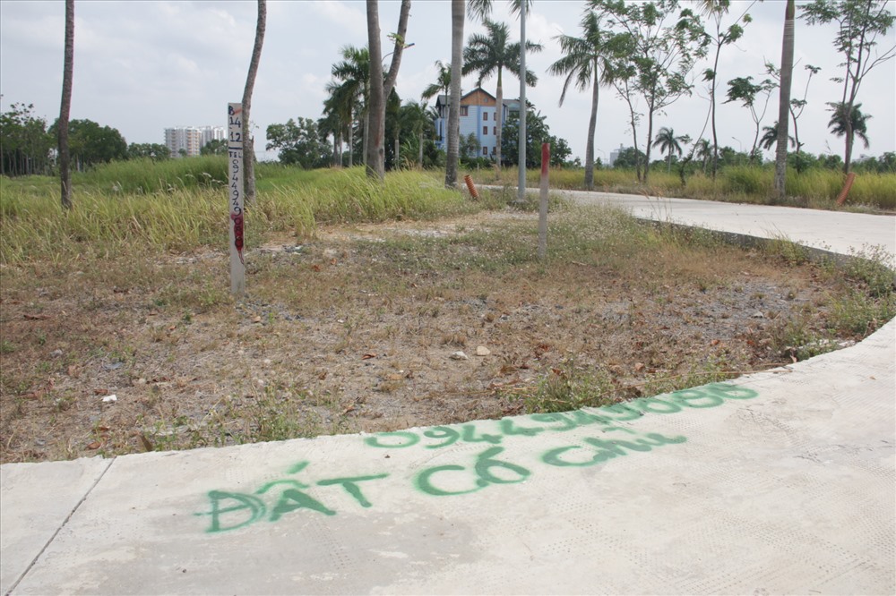 Nhiều nhà đầu tư đã mua nền dự án Nam-Nam Sài Gòn phải dùng sơn ghi “chủ quyền” để tránh bị tranh chấp
