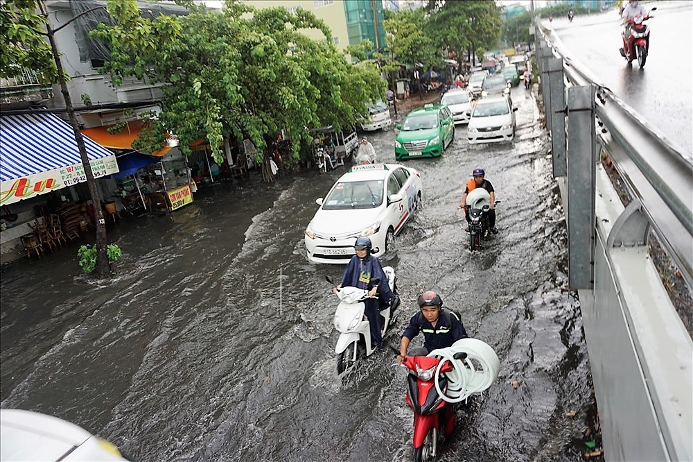 Mỗi khi mưa, đoạn đường Nguyễn Hữu Cảnh dưới chân cầu vượt cùng tên ngập nặng gây khó khăn cho giao thông
