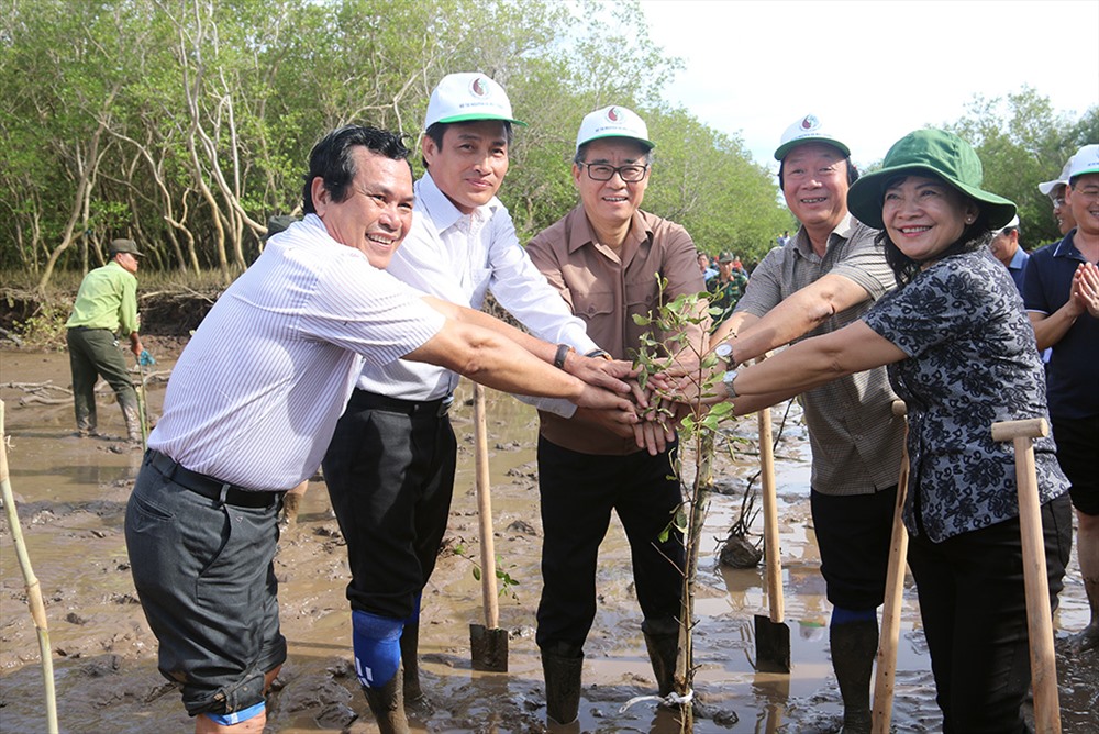 Lãnh đạo Bộ TNMT và lãnh đạo tỉnh Bạc Liêu phát động trồng rừng phòng hộ. Ảnh: TC
