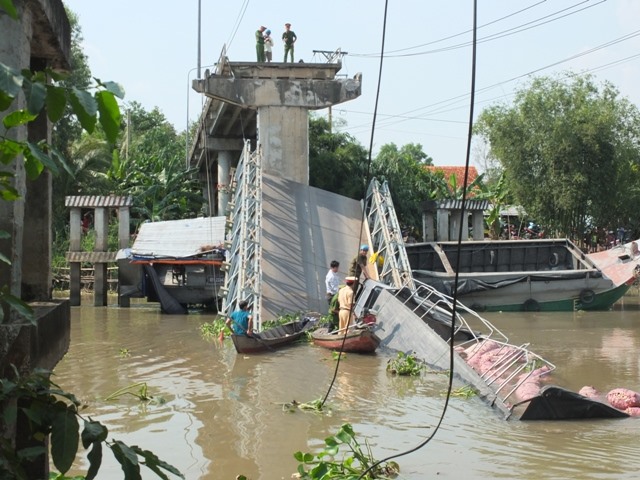Phương tiện ô tô tải bị rơi xuống sông do nhịp giữa cầu bị sập, phương tiện thủy cũng bị hư hỏng.