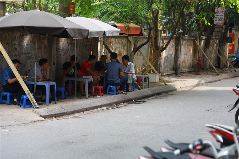 Trước khi bị tháo dỡ, nhiều người vẫn bất chấp nguy hiểm dựng hàng quán để buôn bán ở đoạn tường này.