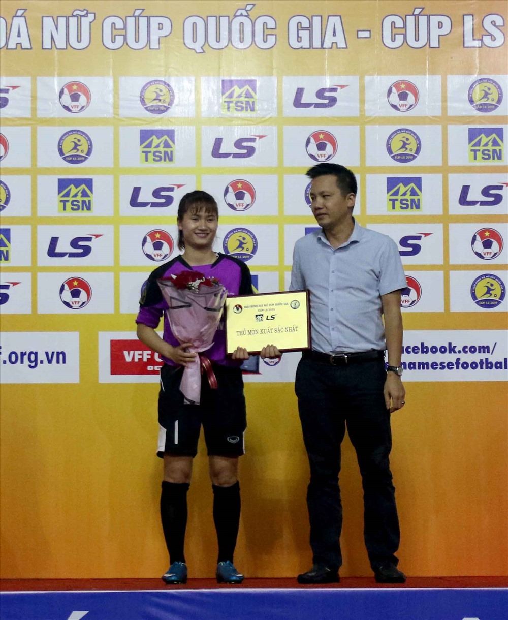Thủ môn Lại Thị Tuyết số 1 CLB Phong Phú Hà Nam giành danh hiệu Thủ môn xuất sắc. Ảnh: VFF