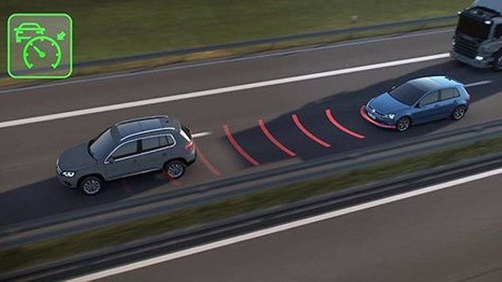 Kiểm soát hành trình chủ động giúp xe tự giảm tốc khi có chướng ngại vật phía trước.