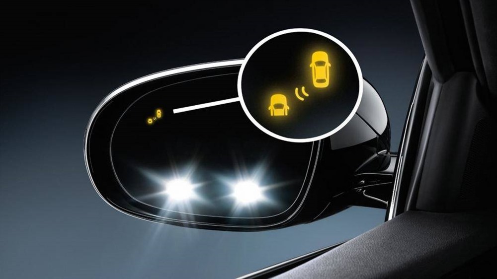 Hệ thống cảnh báo điểm mù sử dụng cảm biến gắn trên xe để phát hiện các phương tiện khác nằm trong khu vực điểm mù của gương chiếu hậu.
