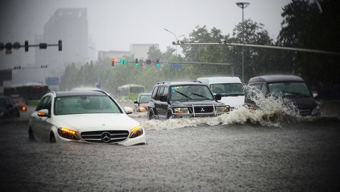 Để xe bạn “cày ải” dưới trời mưa, đường ngập cũng là một trong nhưng nguyên nhân làm ắc quy bạn “tê liệt” trong ngày hôm sau.