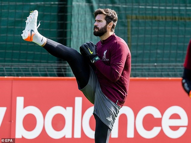 Thủ thành Alisson Becker là người tội nghiệp nhất trận lượt đi khi anh không thể chống đỡ nổi những bàn thắng siêu hạng từ đối thủ. Ở lượt về này, ngôi sao người Brazil vẫn phải đối diện với những nỗi lo thường trực từ Messi hay Suarez. Ảnh: EPA.