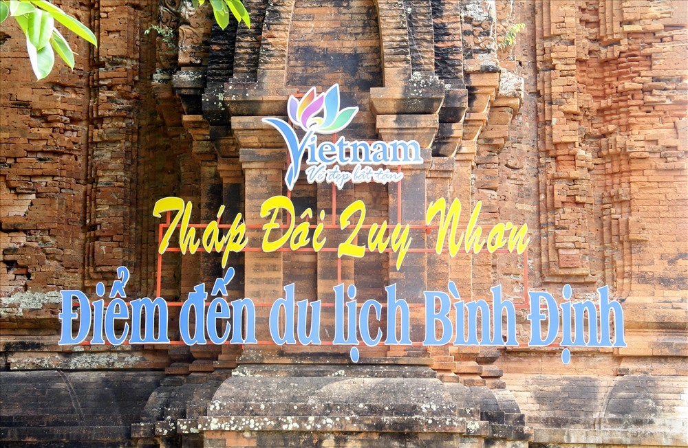 Tháp Chăm bị khoan để quảng bá điểm đến