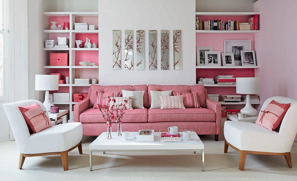 Phòng khách thể hiện sở thích của gia chủ với màu hồng. Ghế salon dài ở giữa phòng kết hợp với hai kệ đứng hai bên là sự phân bổ sắc hồng hợp lý đẹp mắt. Điều tuyệt vời cho thiết kế này là bạn không cần phải mua một món đồ nội thất chuyên dụng nào cả. Chỉ cần chọn một ghế salon màu hồng và màu sơn hồng sơn vào các khoảng trống giữa các kệ có sẵn là đã tạo nên một không gian tươi tắn xinh xắn cho phòng khách của bạn.