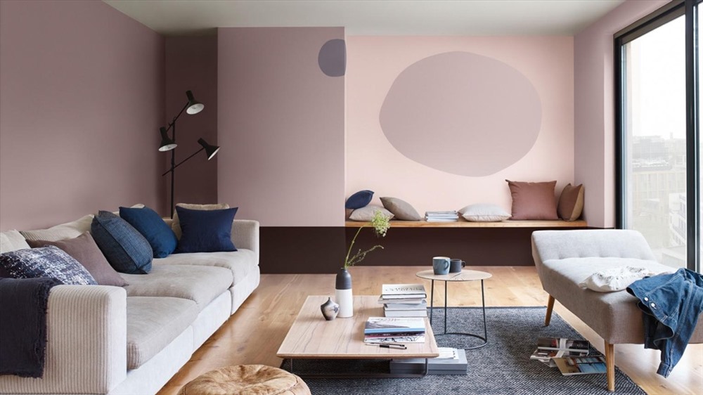 Màu hồng của tường, màu xanh biển của gối tựa, màu trắng của trần nhà và ghế sofa, cùng màu gỗ của bàn và sàn nhà đã tạo nên không gian nhẹ nhàng và tinh tế cho phòng khách.