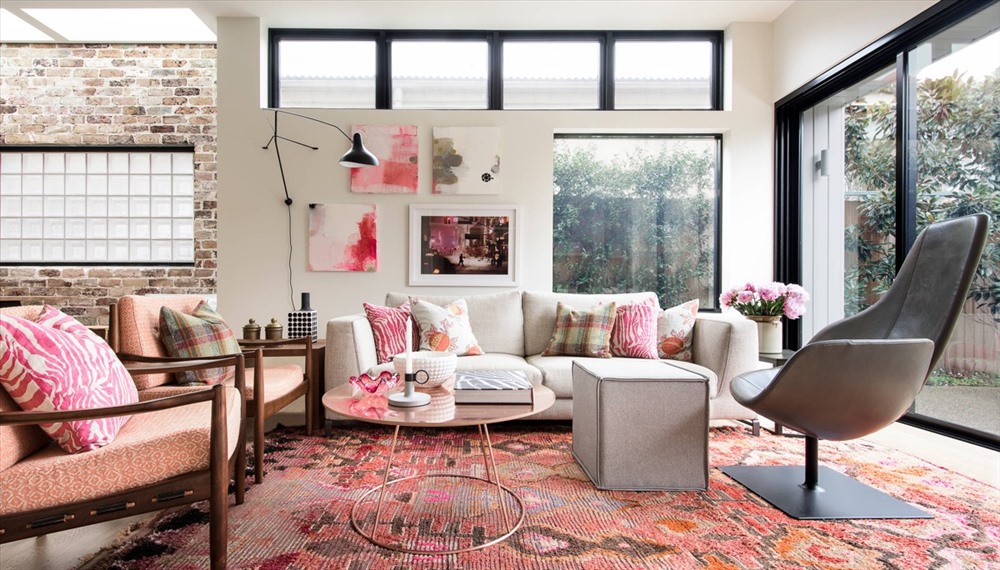 Kết hợp nghệ thuật treo tường với đệm phân tán và tấm thảm để xâu các bảng màu từ trên xuống dưới. Màu hồng phân bố ở nhiều vật dụng với vai trò điểm tô chứ không phải màu chủ đạo: thảm, gối tựa, những bông hoa trang trí và tranh treo tường.