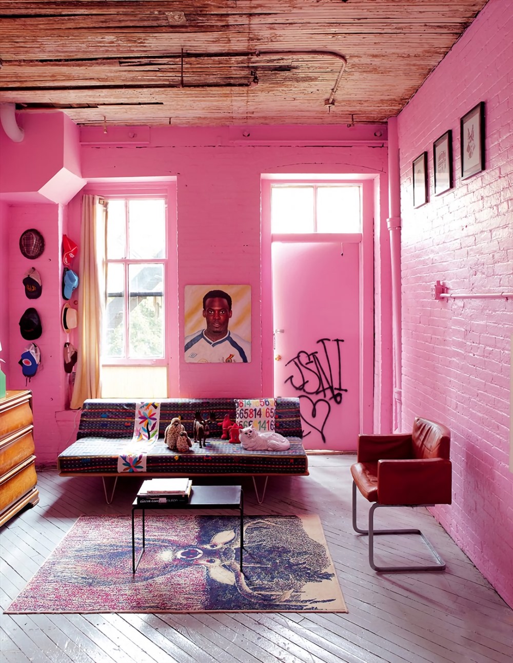 Phòng khách này tràn ngập màu hồng tươi tắn. Gia chủ chuộng kiểu sơn kín tường để tạo sự ấm áp hay nóng bỏng. Ngay cả cửa sổ và cửa ra vào cũng được sơn hồng.