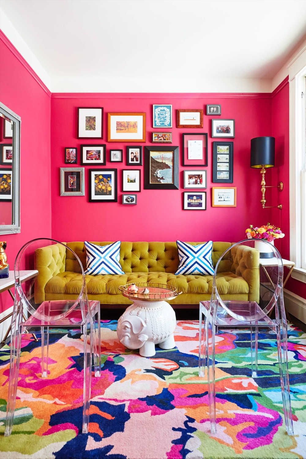 Một phòng khách ấm áp sinh động khác. Nó được trang trí nổi bật với tấm thảm lớn nhiều màu sắc để tăng thêm độ sinh động vui tươi.