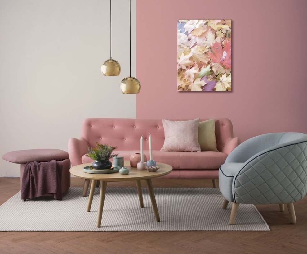 Phòng khách này chia nửa bức tường thành hai nửa với hai màu sơn trắng - hồng. Đây cũng là một thiết kế đơn giản mà độc đáo. Tuy nhiên, màu hồng vẫn chiếm chủ đạo bởi gia chủ đã chọn một chiếc ghế sofa dài cùng màu hồng với nửa bức tường lớn hơn.