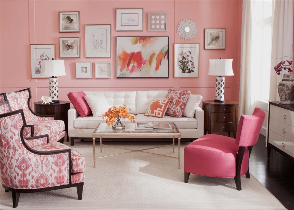 Lại một phòng khách cho thấy tình yêu của gia chủ với màu hồng: sơn tường màu hồng, ghế màu hồng, gối màu hồng, và cả bức tranh treo tường thể hiện nghệ thuật pha trộn màu hồng.
