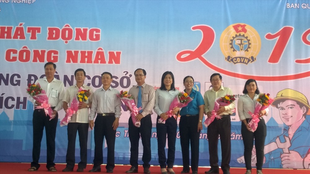 Bà Lục Bích Phúc – Phó Chủ tịch LĐLĐ tỉnh Sóc Trăng và ông Nguyễn Văn Kiệt trao hoa cho các nhà tài trợ.