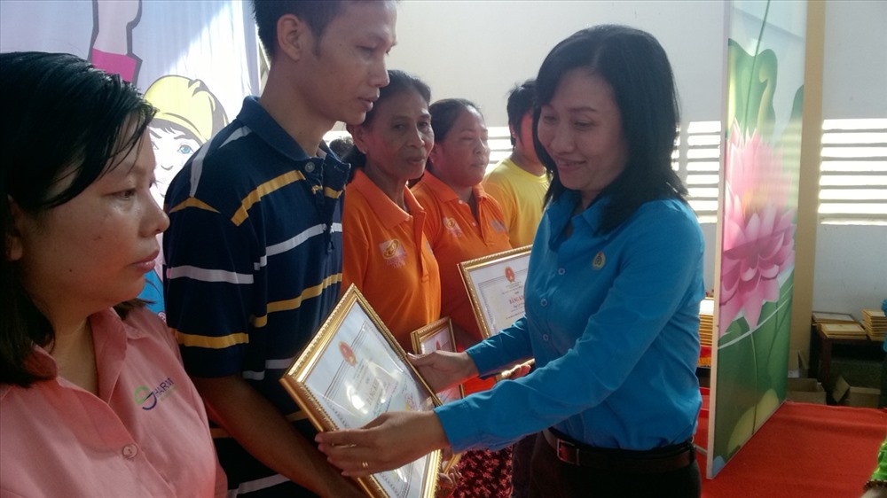 Bà Trịnh Thị Bảo Khuyên – Phó chủ tịch LĐLĐ tỉnh Sóc trăng trao bằng khen cho NLĐ có thành tích xuất sắc.