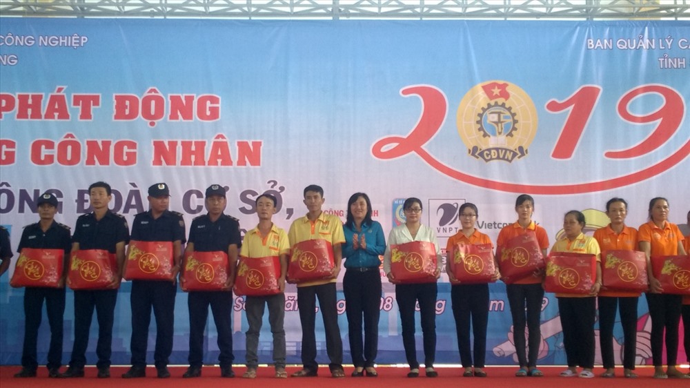 Bà Trịnh Thị Bảo Khuyên – Phó chủ tịch LĐLĐ tỉnh Sóc Trăng trao quà cho NLĐ.