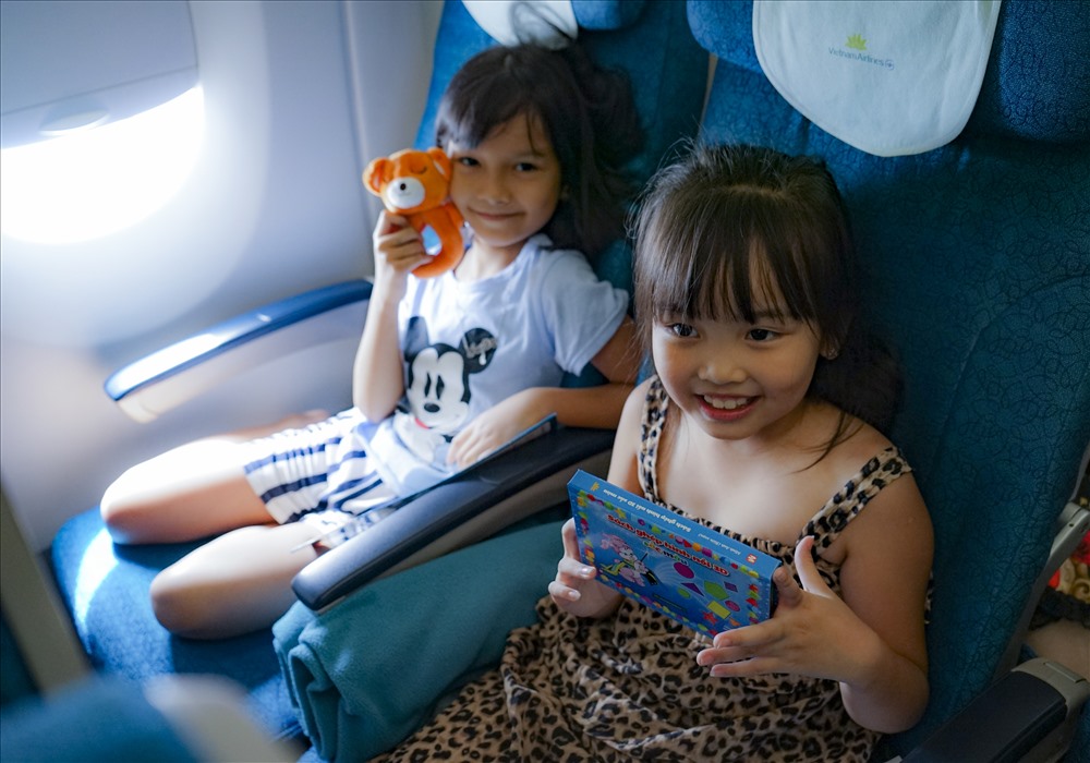 Các bạn nhỏ háo hức khi được nhận món quà trên không từ Vietnam Airlines