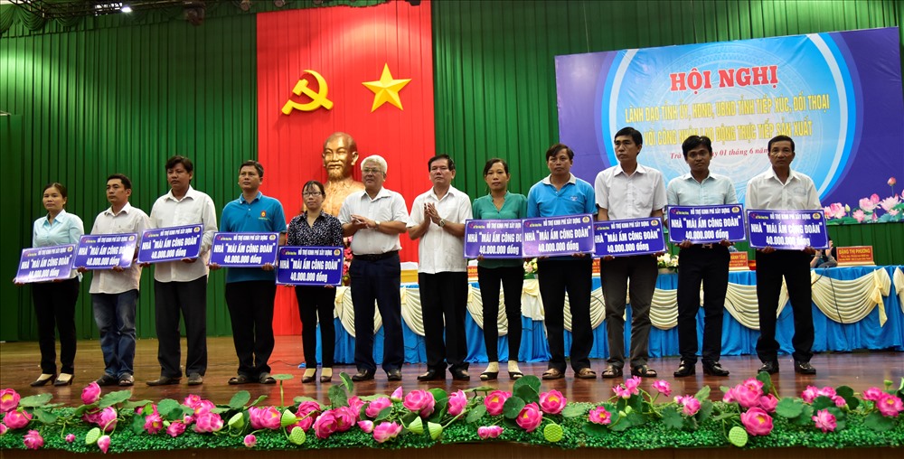 Lãnh đạo tỉnh Trà Vinh tặng Mái ấm Công đoàn cho CNLĐ.