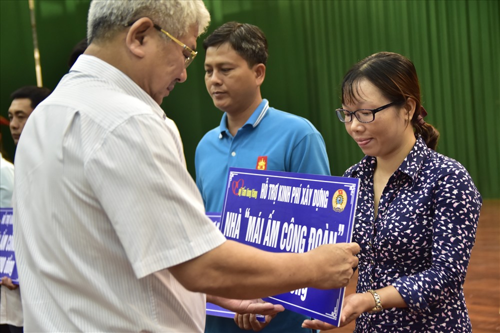 Chủ tịch UBND tỉnh Trà Vinh Đồng Văn Lâm trao biển tượng trưng tặng Mái ấm Công đoàn cho công nhân.