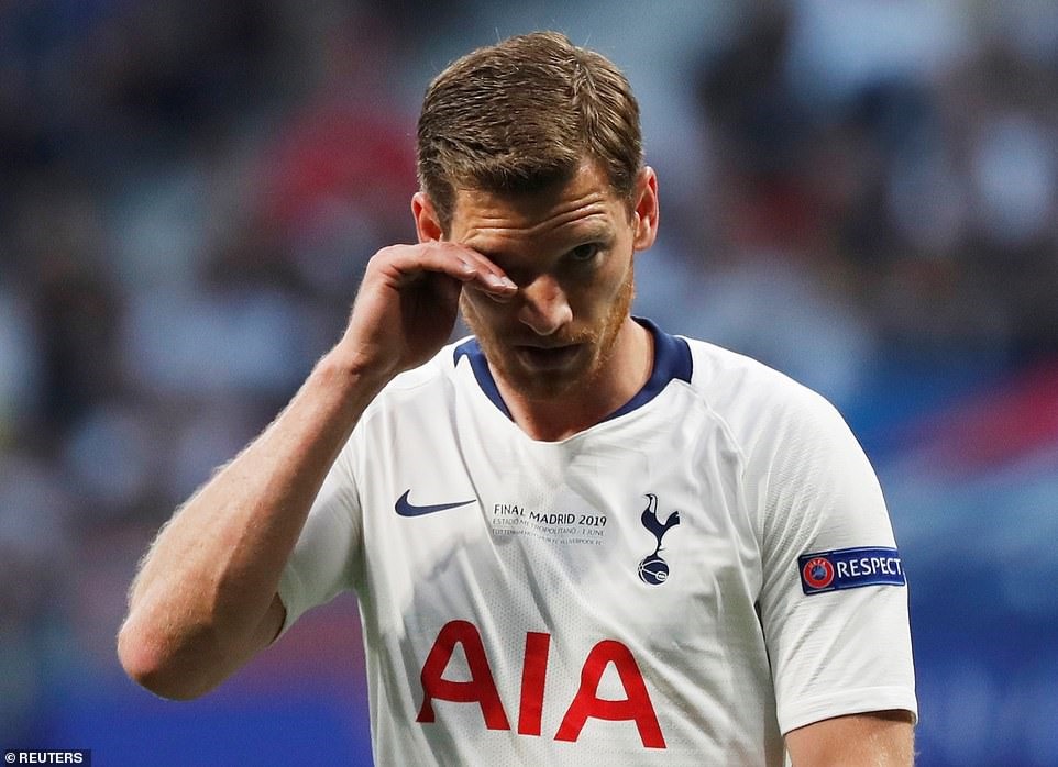 Nỗi buồn vô hạn của các cầu thủ Tottenham. Ảnh: UEFA.