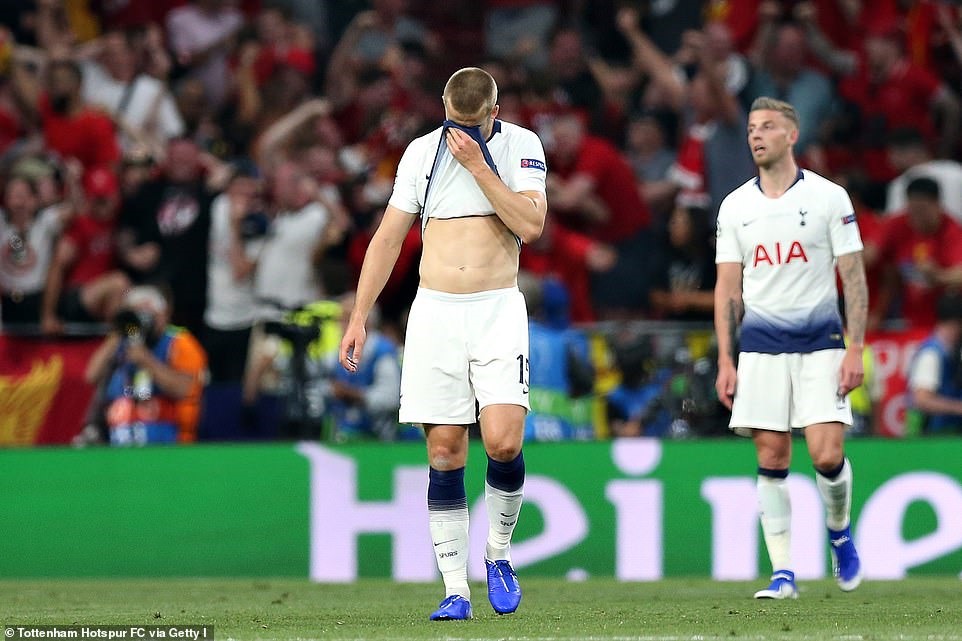 Nỗi buồn vô hạn của các cầu thủ Tottenham. Ảnh: UEFA.