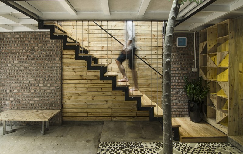 Cầu thang gỗ đơn giản không chiếm quá nhiều diện tích trong nhà.
