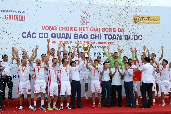 Đại diện BTC và lãnh đạo các cơ quan trao cúp vô địch cho các cầu thủ đội bóng Đài Truyền hình Việt Nam.
