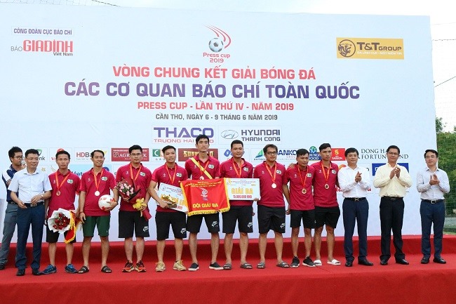 Hai đội bóng đến từ Đài truyền hình TP. Hồ Chí Minh, CLB Phóng viên Thể thao TP. Hồ Chí Minh nhận giải Ba.