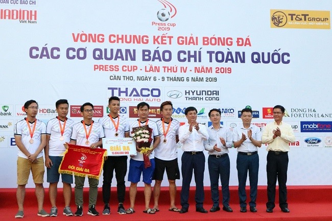 Hai đội bóng đến từ Đài truyền hình TP. Hồ Chí Minh, CLB Phóng viên Thể thao TP. Hồ Chí Minh nhận giải Ba.